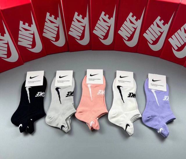 特 Nike 耐克 新品女款短袜just Doit. Logo超级nice火爆全网的马卡龙色系罗口处设计惊艳绝伦超级好看绝对是你这个春夏的搭配神器，每个都是神仙 - 点击图像关闭