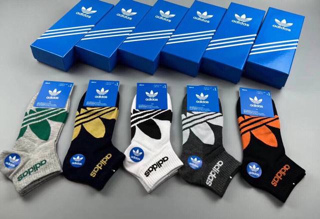 特 Adidas 阿迪达斯三叶草新品男款袜子提花经典标志ins今年超火爆元素单品纯棉材质，非常柔软舒适运动休闲两不误 一盒五双 - 点击图像关闭