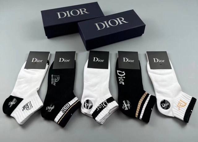 特 Dior 迪奥d家新品男款袜子 一盒五双 提花品牌logo，简单大气，实物超漂亮，经超火爆小单品，大牌出街，潮人必备超好搭