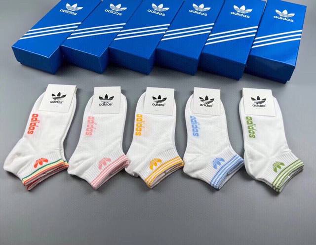 特 Adidas 阿迪达斯新品女款小白袜，火爆全网的三叶草logo超级nice设计惊艳绝伦超级好看ins今年超火爆元素单品精梳棉材质，非常柔软舒适 一盒五双