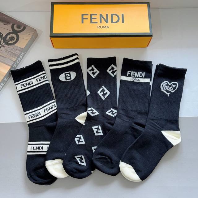 配包装 一盒5双 Fendi 芬迪 字母双ｆ爆款小腿长筒袜，纯棉面料， 专柜同款 纯棉面料，实用好穿 柔软透气，时尚百搭款，大牌出街。 - 点击图像关闭