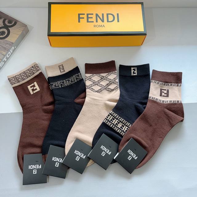 配包装 一盒5双 Fendi 芬迪经典中长款袜子高版本纯棉材质柔软，秒杀市场普通货，经典的双f图案logo，专柜同步袜子大牌出街，潮人必备，超好搭 - 点击图像关闭