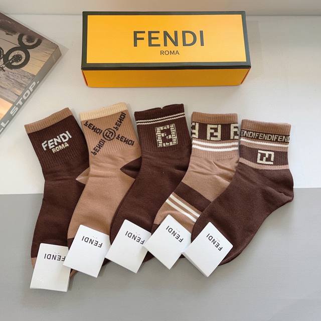 配包装 一盒5双 Fendi 芬迪 字母双ｆ爆款中筒袜，纯棉面料， 专柜同款 纯棉面料，实用好穿 柔软透气，时尚百搭款，大牌出街。 - 点击图像关闭