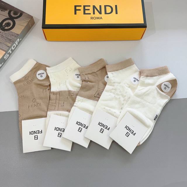 配包装 一盒5双 Fendi 芬迪 双ｆ字母爆款船袜，竹棉面料， 专柜同款 实用好穿 柔软透气，时尚百搭款，大牌出街。 - 点击图像关闭