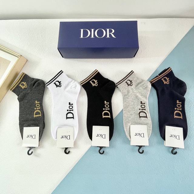 配包装 一盒五双 Dior 迪奥ins超火爆小单品，Vintage 必备单品 短款潮人必备 爆款，复古纹身短袜经典logo字母短袜，个性时尚百搭款，你值得拥有哦