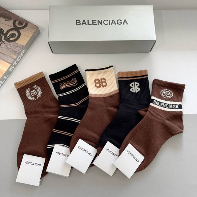 配包装 一盒5双 Balenciaga 巴黎世家高版本超级柔软中筒袜子潮人必不可少的时尚专柜代购袜子 ，搭配起来超高逼格 时髦度爆表～～推荐推荐推荐～～必入时髦