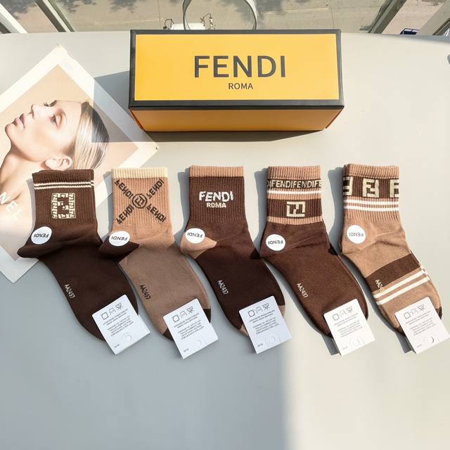 配包装 一盒五双 Fendi 芬迪大f新品男女款秋冬款中筒袜子超级经典的双f标志，纯棉材质制造，透气舒适，超级nice超火爆小单品，大牌出街，潮人必备超好搭