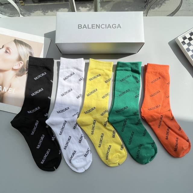 配包装 一盒五双 Balenciaga 巴黎世家 好看到爆炸欧美大牌高筒袜男女款潮人必不能少的专柜代购品质高筒袜子 ，搭配起来超高逼格 时髦度爆表啊啊啊啊～～推