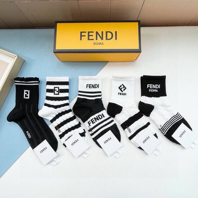 配包装 一盒五双 Fendi 芬迪大f新品男女款秋冬款中筒袜子超级经典的双f标志，纯棉材质制造，透气舒适，超级nice超火爆小单品，大牌出街，潮人必备超好搭