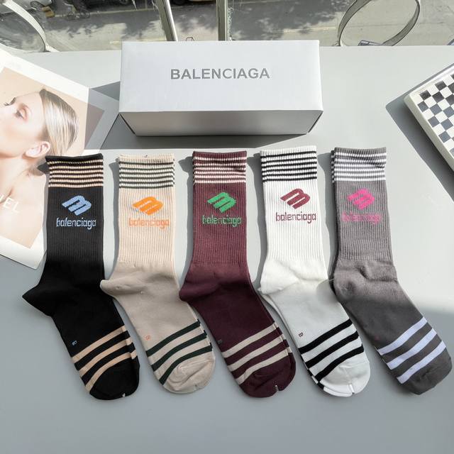 配包装 一盒五双 Balenciaga 巴黎世家 好看到爆炸欧美大牌高筒袜男女款潮人必不能少的专柜代购品质高筒袜子 ，搭配起来超高逼格 时髦度爆表啊啊啊啊～～推