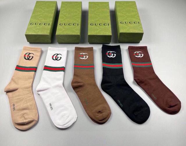 特 Gucci 古奇大g家新品长筒袜子 一盒五双 罗口处双g标志搭配红绿条，特显高大上，纯棉材质，透气舒适，运动休闲百搭款，Ins超火爆小单品，大牌出街，潮人必 - 点击图像关闭