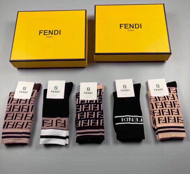 特 Fendi 芬迪老佛爷家经典中筒女款袜子 一盒五双 大f专柜同步，超级经典的双f标志，纯棉材质制造，透气舒适，超级nice超火爆小单品，大牌出街，潮人必备超 - 点击图像关闭