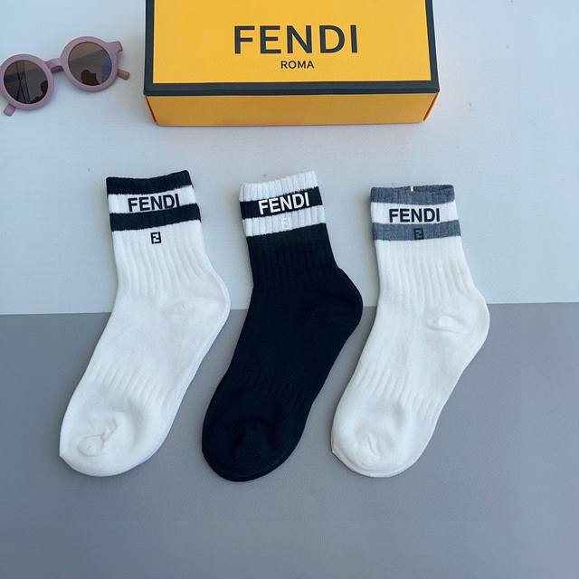 配包装 一盒3双 Fendi 芬迪 字母双ｆ爆款中筒袜，纯棉面料， 专柜同款 纯棉面料，实用好穿 柔软透气，时尚百搭款，大牌出街。