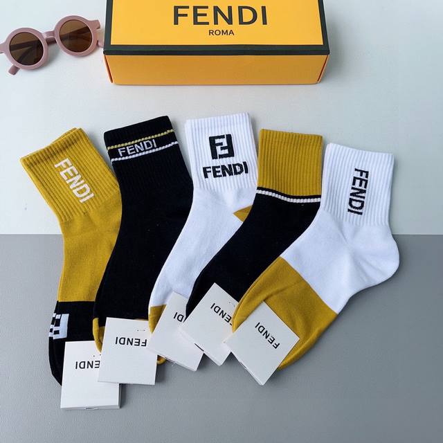 配包装 一盒5双 Fendi 芬迪 字母双ｆ爆款中筒袜，纯棉面料， 专柜同款 纯棉面料，实用好穿 柔软透气，时尚百搭款，大牌出街。