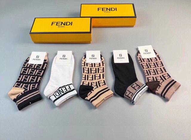 特 Fendi 芬迪大f新品袜子 一盒五双 提花经典的双f标志，纯棉材质制造，透气舒适，超级nice超火爆小单品，大牌出街，潮人必备超好搭