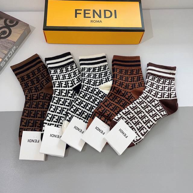 配包装 一盒5双 Fendi 芬迪 字母双ｆ爆款中筒袜，纯棉面料， 专柜同款 实用好穿 柔软透气，时尚百搭款，大牌出街。 - 点击图像关闭