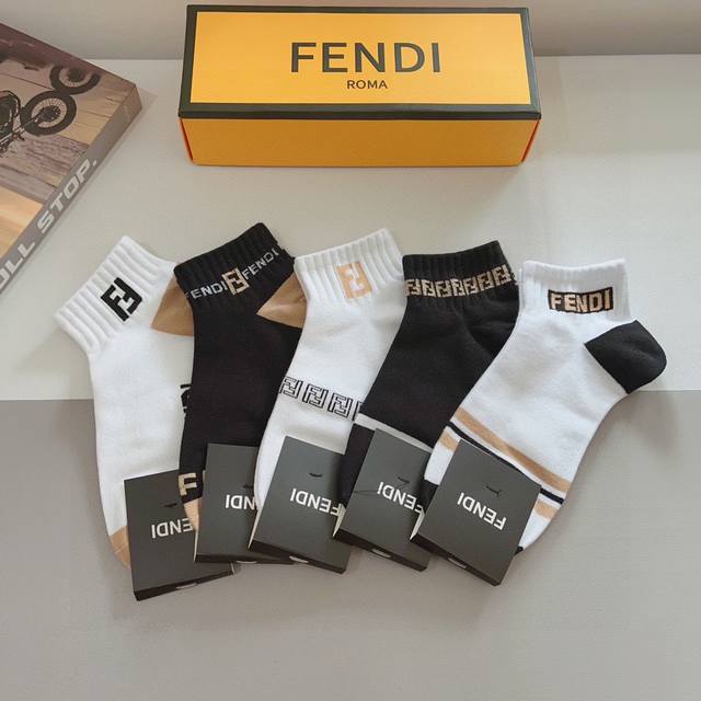 配包装 一盒5双 Fendi 芬迪 字母双ｆ爆款中筒袜，纯棉面料， 专柜同款 纯棉面料，实用好穿 柔软透气，时尚百搭款，大牌出街。