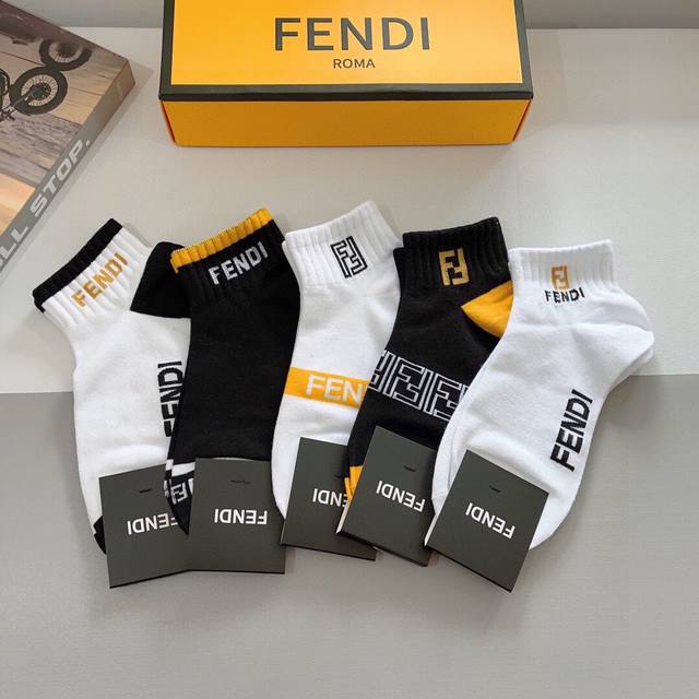 配包装 一盒5双 Fendi 芬迪 字母双ｆ爆款中筒袜，纯棉面料， 专柜同款 纯棉面料，实用好穿 柔软透气，时尚百搭款，大牌出街。 - 点击图像关闭