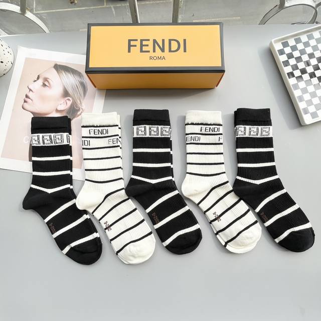 配包装 一盒五双 Fendi 芬迪大f新品高筒袜子超级经典的双f标志，纯棉材质制造，透气舒适，超级nice超火爆小单品，大牌出街，潮人必备超好搭 - 点击图像关闭