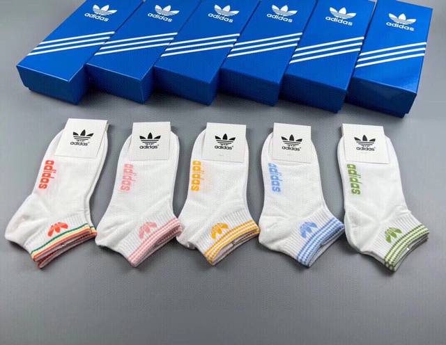 特 Adidas 阿迪达斯新品女款小白袜，火爆全网的三叶草logo超级nice设计惊艳绝伦超级好看ins今年超火爆元素单品精梳棉材质，非常柔软舒适 一盒五双 - 点击图像关闭