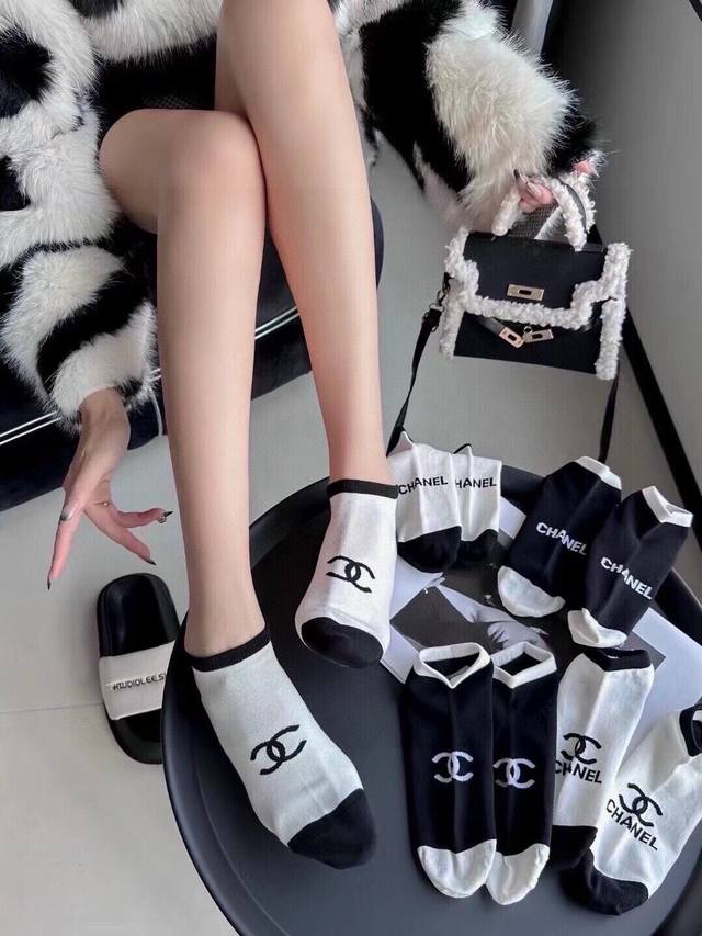 特 Chanel 香奈儿香奶奶家新品女款袜子 一盒五双 纯棉材质，柔软舒适透气，提花经典品牌全称logo，炒鸡nice，大牌出街，潮人必备超好搭