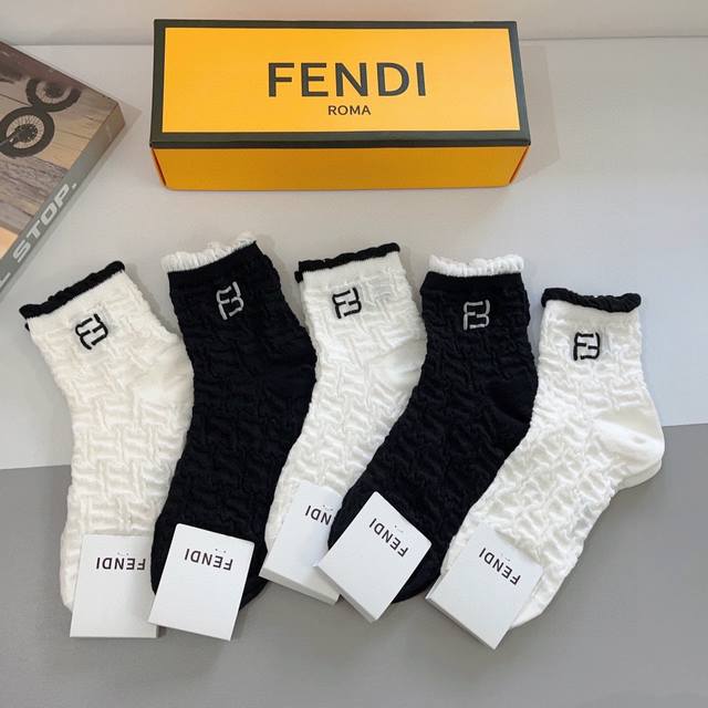 配包装 一盒5双 Fendi 芬迪 双ｆ字母 网红同款中筒袜，竹棉面料， 专柜同款 实用好穿 柔软透气，时尚百搭款，大牌出街。 - 点击图像关闭