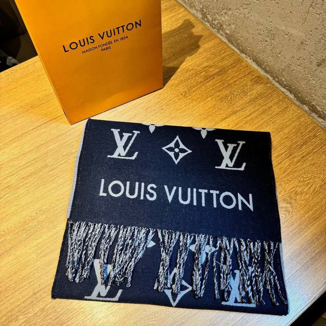 新款louis Vuitton L经典老花图案长巾 原版1:1定制， Simply Lv 围巾将全幅经典 Monogram 图案瞩目放大，阐述路易威登设计传承的 - 点击图像关闭