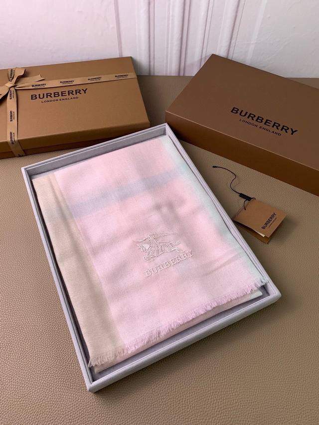 Burberry。 水栖羊绒四边须300支超薄羊绒大格纹 皇室大b专柜货！超美超级轻薄的四边须精品！！.来带你们见专柜出口时候的样子！感觉有了这款不会再爱了！高 - 点击图像关闭