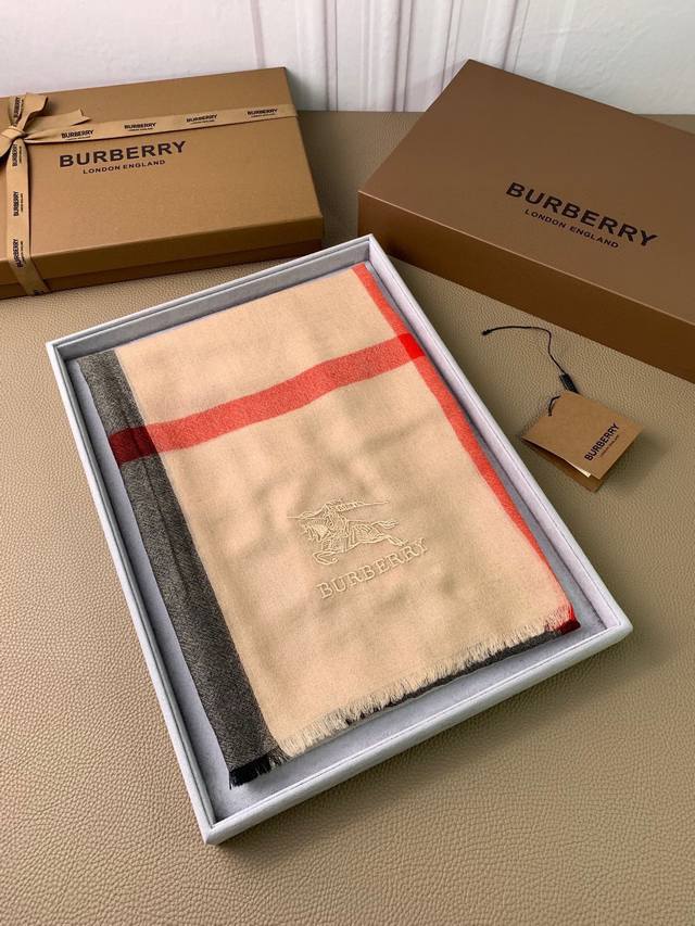 Burberry。 水栖羊绒四边须300支超薄羊绒大格纹 皇室大b专柜货！超美超级轻薄的四边须精品！！.来带你们见专柜出口时候的样子！感觉有了这款不会再爱了！高 - 点击图像关闭