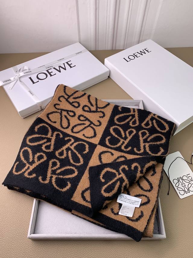 Loewe。新款针织围巾！低调的奢侈感。极品柔美精英高手级别的时髦感围巾！这款loewe羊绒提花围巾越看越爱，越看越时髦！这种工艺和配色一看就知道不是一般的，非