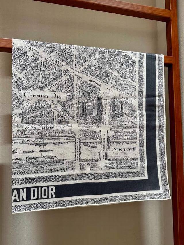 Dior 巴黎地图 黄金尺寸110*110 上新色 粉灰 双面异色丝绒方巾 不爱140繁复尺寸的姐妹可以选择110哦～ Plan De Paris 巴黎地图 这 - 点击图像关闭