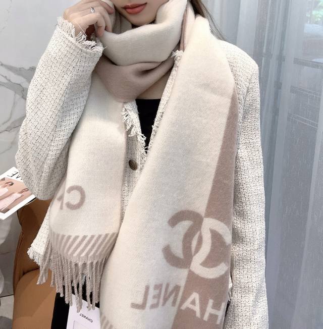 Chanel 香奈儿 上新chanel新双面拼色提花 目测是大爆款！双面异色提花 两面完全相反的颜色及图案 设计真的非常走心 ，超大品牌logo与双c拼色点缀整