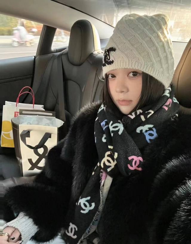 Chanel 欧阳娜娜同款小香24C彩虹满logo围巾千万别错过一眼就爱上的给秋冬增添一点色彩！材质：100%羊羔毛，尺寸：70Cm* Cm - 点击图像关闭