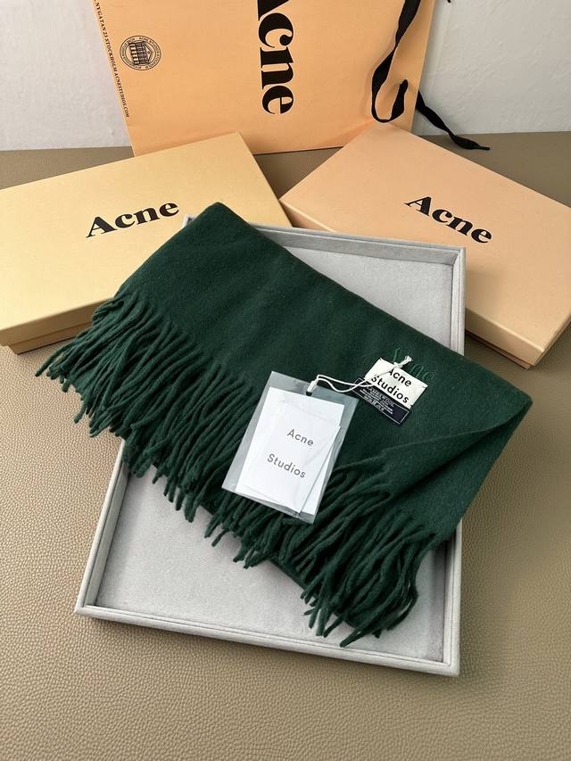 Acne。 刺绣版贵族轻水波纹羊羔绒披肩 超级美！Ac每年都不可不卖的款！也是年度最值百搭的款！真正ac流水线下来的订单.不是市场上羊毛参化纤.或者差羊毛的东西