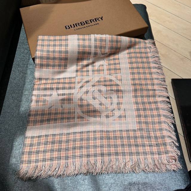 Burberry 24年秋冬 英国专柜款～～久违了的巴宝莉提花方巾～～～130*130小巧，轻便～～用--- 方便，实用，美观概括～～ 最合适！今年最火的杏色 - 点击图像关闭