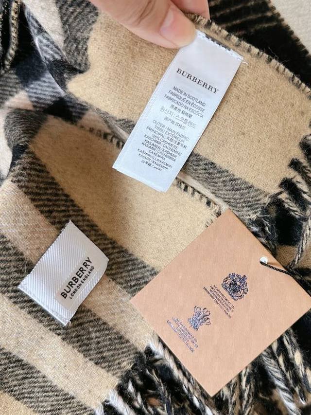 特批： Burberry ｜ 天体独角兽围巾 格纹拼天体印花纯羊绒提花围巾 Ab版 尺寸：210Cmx45Cm 独角兽被视为一种普遍正面的象征。寓意爱情、幸 运