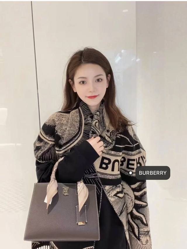 Burberry ｜ 天体独角兽围巾 格纹拼天体印花纯羊绒提花围巾 Ab版 尺寸：210Cmx45Cm 独角兽被视为一种普遍正面的象征。寓意爱情、幸 运、勇气、 - 点击图像关闭