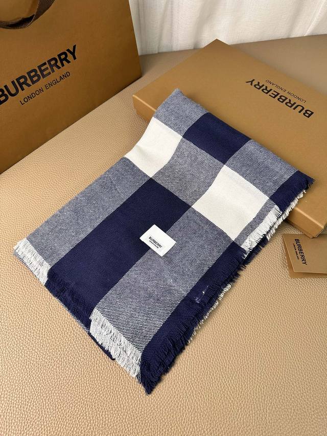 Burberry。博柏利最新款~纹路清晰面料是极好的尼泊尔山羊绒原料。触感柔糯细腻像极了婴儿的肌肤。围巾四边散须动感有活力！上身很气质，用一万年都不会过时的。高