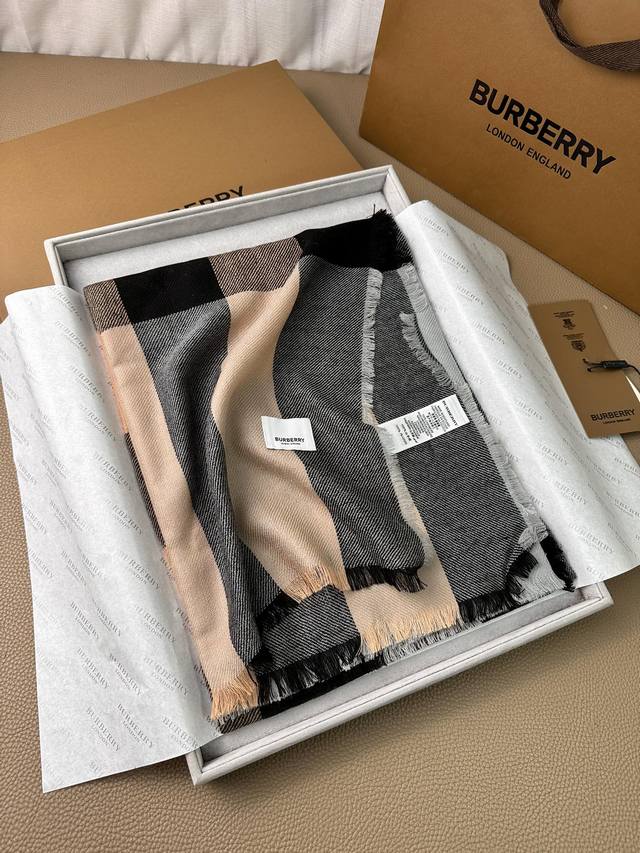 Burberry。博柏利最新款~纹路清晰面料是极好的尼泊尔山羊绒原料。触感柔糯细腻像极了婴儿的肌肤。围巾四边散须动感有活力！上身很气质，用一万年都不会过时的。高 - 点击图像关闭