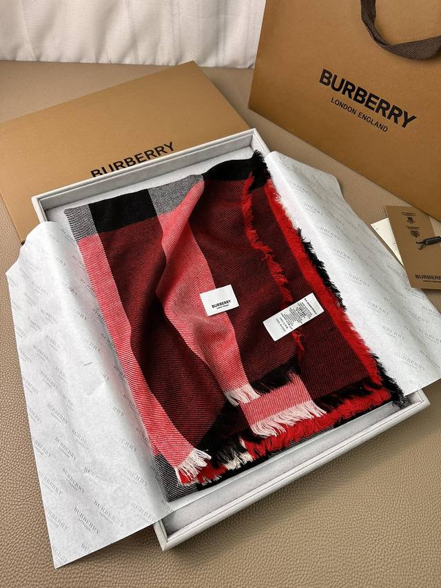 Burberry。博柏利最新款~纹路清晰面料是极好的尼泊尔山羊绒原料。触感柔糯细腻像极了婴儿的肌肤。围巾四边散须动感有活力！上身很气质，用一万年都不会过时的。高 - 点击图像关闭