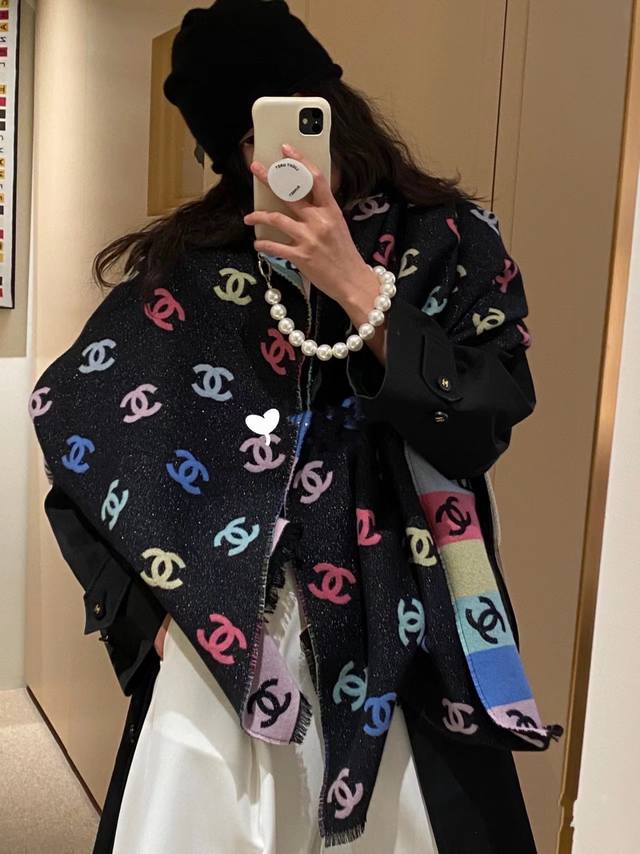 Chanel香奈儿彩虹围巾 Size：187 X 69 Cm 材质：66%羊绒 18%棉羊毛 12%桑蚕丝 2%金属镀膜纤维 2%棉纶 天花板了~ 这条彩虹围巾 - 点击图像关闭