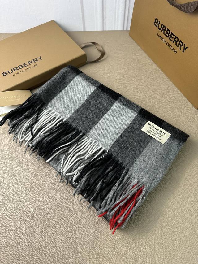 Burberry。永不过时的万年款，巴宝莉经典 大格披肩 品质手感好到不行！羊毛加羊绒！！高尖端产物！绝对令人尖叫的品质！时尚大牌的顶尖设计款..经典格子搭配时 - 点击图像关闭