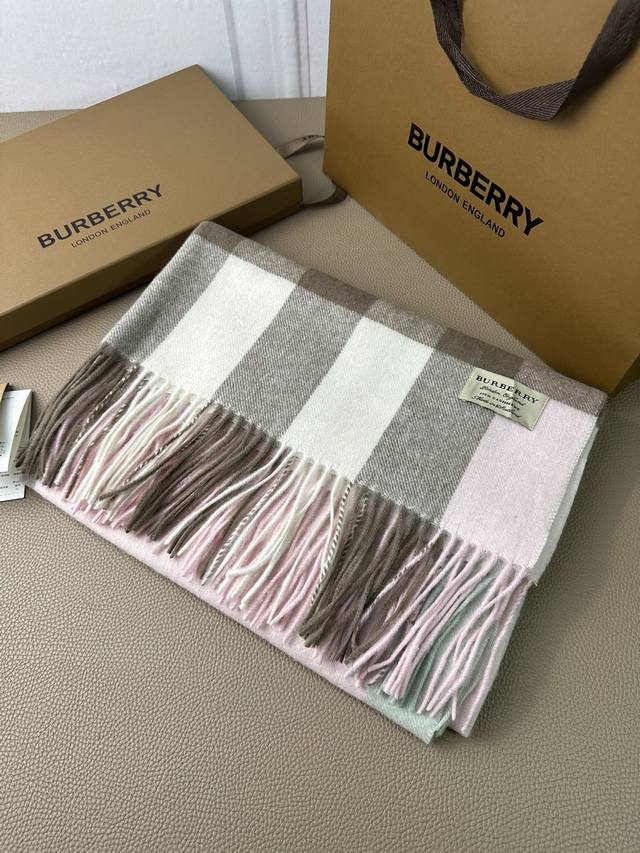 Burberry。永不过时的万年款，巴宝莉经典 大格披肩 品质手感好到不行！羊毛加羊绒！！高尖端产物！绝对令人尖叫的品质！时尚大牌的顶尖设计款..经典格子搭配时