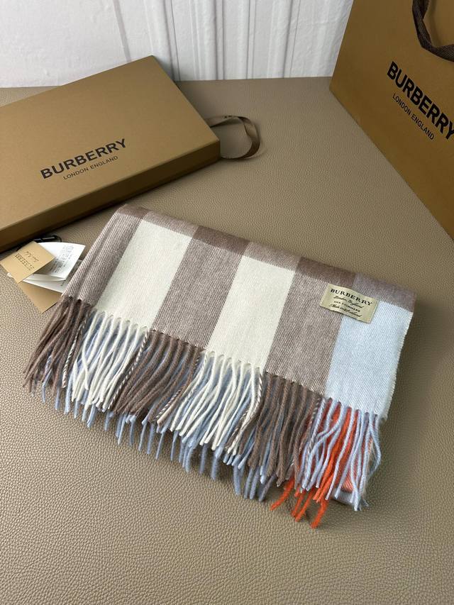 Burberry。永不过时的万年款，巴宝莉经典 大格披肩 品质手感好到不行！羊毛加羊绒！！高尖端产物！绝对令人尖叫的品质！时尚大牌的顶尖设计款..经典格子搭配时