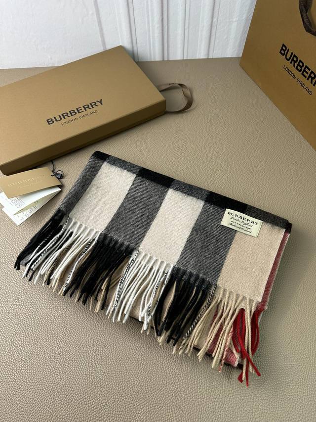 Burberry。永不过时的万年款，巴宝莉经典 大格披肩 品质手感好到不行！羊毛加羊绒！！高尖端产物！绝对令人尖叫的品质！时尚大牌的顶尖设计款..经典格子搭配时 - 点击图像关闭