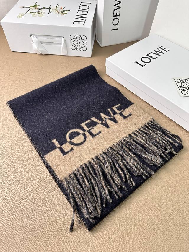 Loewe罗威。家法国订单货！75%羊羔毛25%安哥拉羊绒 。180*30Cm，这才是专柜真品成分 手感极好 蓬松感俱佳 官网专柜都有的货品 男女通用 经典款型 - 点击图像关闭