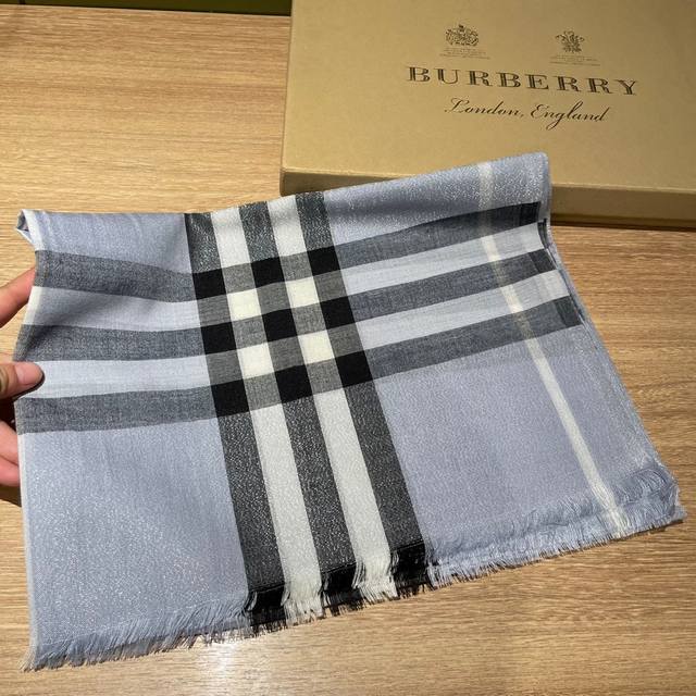 Burberry最新金属感格纹今年专柜主打bling Bling真丝羊绒款专柜售价3285+，真丝羊毛绒混纺系列。非常适合四季的款~这款值得收藏每个颜色.面料客