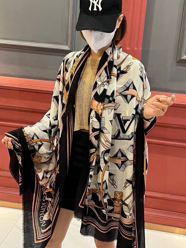 上新真心赞 Lv 薄羊绒长巾本款 羊绒长巾专柜同步喷墨工艺呈现鲜活色彩。品质超级好重磅巨献vip客户必入推荐强烈推荐手慢无千万别去专柜买绝对一模一样价格真心好， - 点击图像关闭