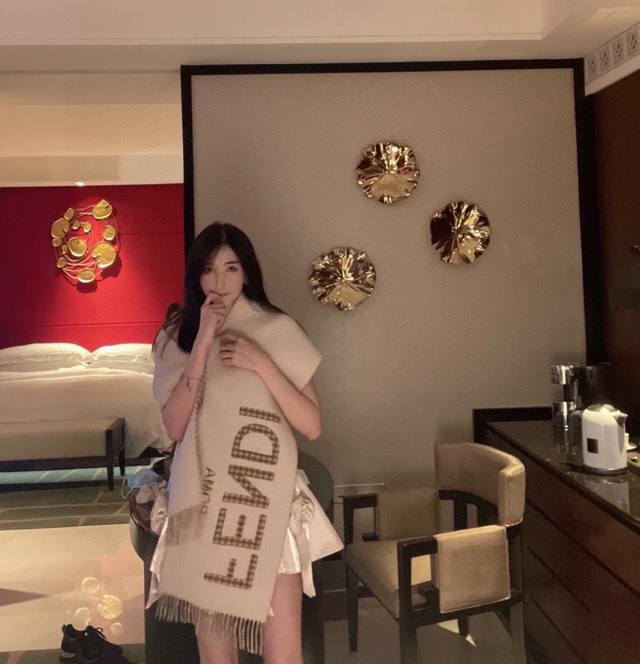 Fendi2024年新款，男女同款双面提花围巾，芬迪一改往日的老花系列，采用复古格子风格，真是把时尚潮流拿捏的稳稳的，奶油色羊毛和羊绒围巾，饰超大fendi R - 点击图像关闭