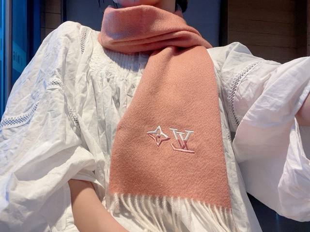 Louis Vuitton。 刺绣羊绒围巾 怒赞自留，难得的高端男款！家属福利！L非常正的男士围巾~面料大爱，非常柔软细腻舒服，轻度水波纹！大气简约，超级好看的 - 点击图像关闭